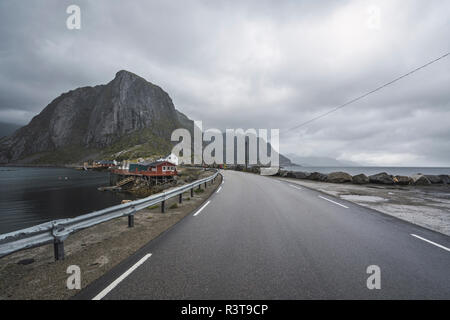 La Norvège, les îles Lofoten, maisons à distance à la côte par la route Banque D'Images