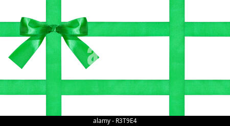 Un gros noeud papillon vert sur quatre rubans de satin Banque D'Images