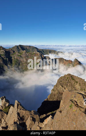 De madère, Pico Ruivo, Mer de nuages en dessous des pics de montagne vu de Pico do Areeiro Banque D'Images