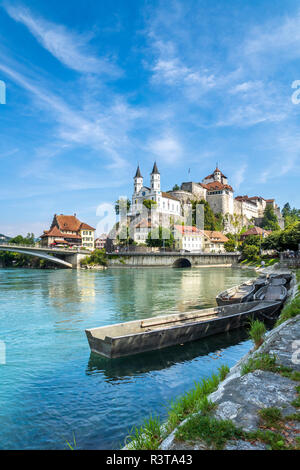 La Suisse, Argovie, Arni, Église et château en face de Aare Banque D'Images