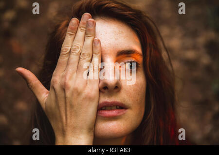 Portrait de jeune femme avec un œil de rousseur Banque D'Images