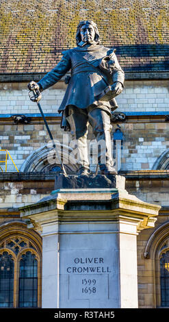 Oliver Cromwell statue à l'extérieur de la Chambre des communes, érigée en 1899, sculptée par Thornocroft Hamo, Westminster, Londres, Angleterre. Banque D'Images