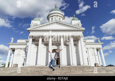 La Finlande, Helsinki, femme de sauter devant la cathédrale d'Helsinki Banque D'Images