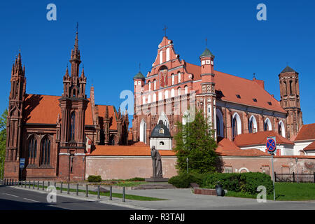 La Lituanie, Lietuva, Vilnius. L'église Sainte-Anne, Statue d'Adam Mickiewicz Banque D'Images