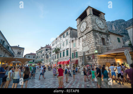 En soirée, place principale de la vieille ville de Kotor, Monténégro, Banque D'Images