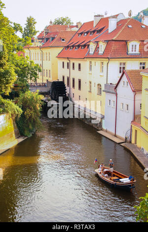 À Prague, République tchèque - Le 07/23/2015 - Canal de l'île Kampa avec un ancien moulin à eau à Prague, République Tchèque Banque D'Images