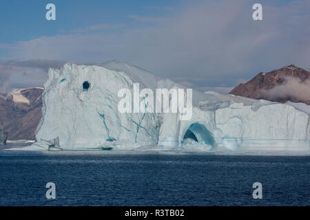 Le Groenland, Scoresbysund, aka Scoresby Sund, Nordvestfjord. Gros iceberg avec arch formation. Banque D'Images