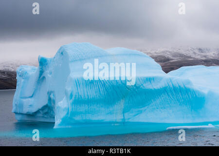 Le Groenland. Au nord-est du parc national du Groenland. Kong Oscar Fjord. Iceberg montrant un intéressant modèle de fusion. Banque D'Images