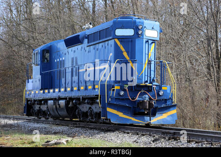 Un moteur train bleu assis sur la voie ferrée par elle-même Banque D'Images