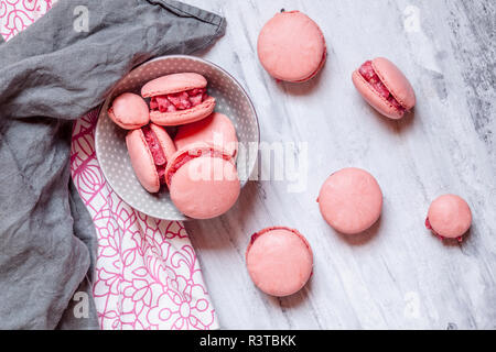 Macarons rose rempli de crème au beurre framboise Banque D'Images