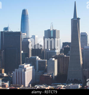 Beau grand angle vue aérienne de San Francisco, Californie, avec le Pont de La Baie, au centre-ville, marché de Ferry, et paysage horizon au-delà de la ville, voir Banque D'Images