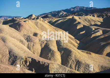 Vue d'été panoramique dynamique de Zabriskie point dans la vallée de la mort de Badlands National Park, Death Valley, comté d'Inyo, California, USA Banque D'Images