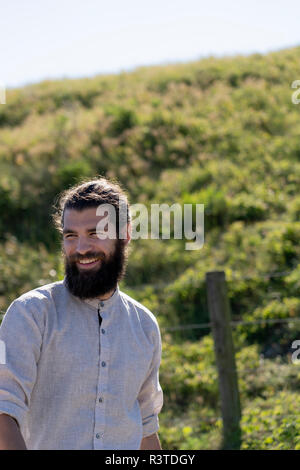Smiling young man standing in the Dunes Banque D'Images