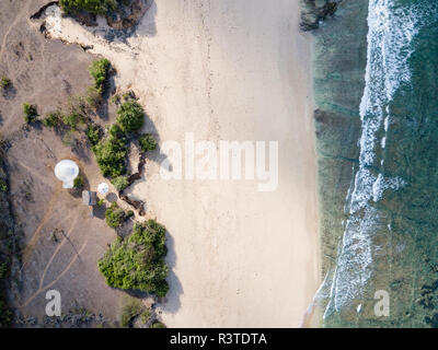 L'INDONÉSIE, Bali, vue aérienne de Nyang Nyang, Beach house tente bulle sur la plage Banque D'Images