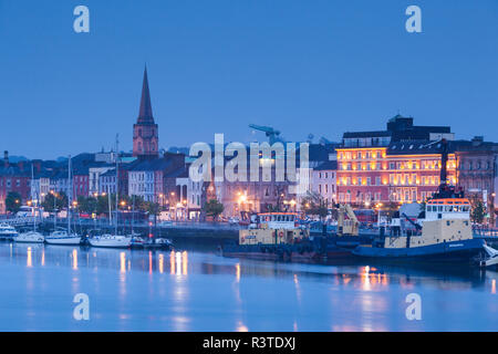 L'Irlande, le comté de Waterford, Waterford City, Skyline, dusk Banque D'Images