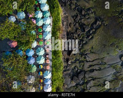 L'INDONÉSIE, Bali, vue aérienne de parasols à Tanah Lot-Temple Banque D'Images