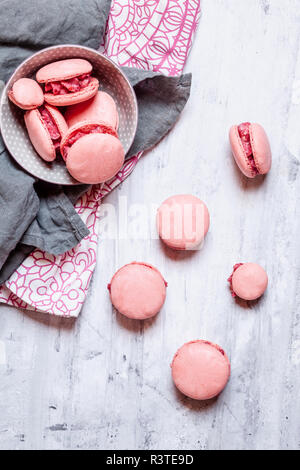 Macarons rose rempli de crème au beurre framboise Banque D'Images