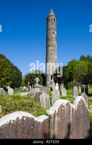 L'Irlande, le comté de Wicklow, Glendalough, ancienne colonie monastique a commencé par saint Kevin, la tour ronde Banque D'Images