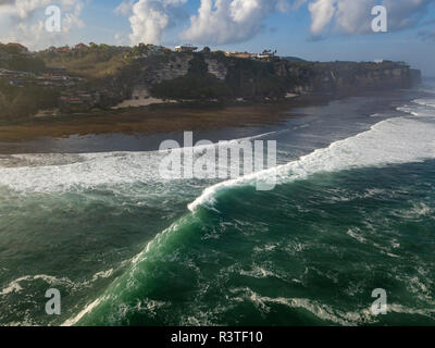 L'INDONÉSIE, Bali, vue aérienne de la plage d'Uluwatu Banque D'Images