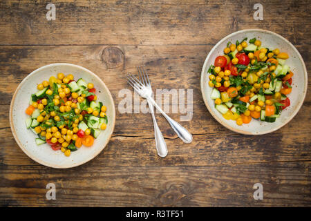 Salade de pois chiches avec curcuma, pois chiches rôtis, le concombre, la tomate et le persil Banque D'Images