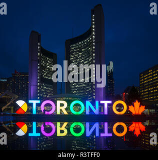 Une vue de la nuit de toronto 3D signe, l'Hôtel de Ville de Toronto (Nouvel Hôtel de Ville), et Nathan Phillips Square, au centre-ville de Toronto, Ontario, Canada. Banque D'Images