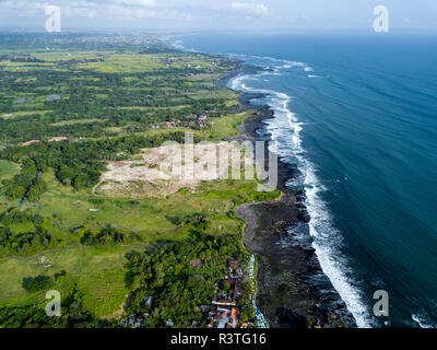 L'INDONÉSIE, Bali, vue aérienne du temple de Tanah Lot Banque D'Images