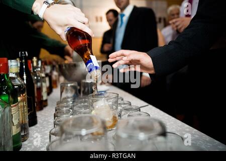 Serveurs proposant des boissons pendant le cocktail Banque D'Images