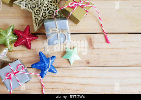 Fond de Noël avec des coffrets cadeaux et des étoiles sur la table en bois avec l'exemplaire de l'espace. Banque D'Images