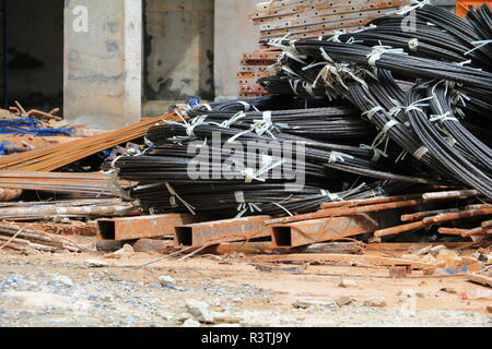 - Bobine de fil ou harnais dans un chantier de construction sur le terrain sélectionner focus avec une faible profondeur de champ. Banque D'Images