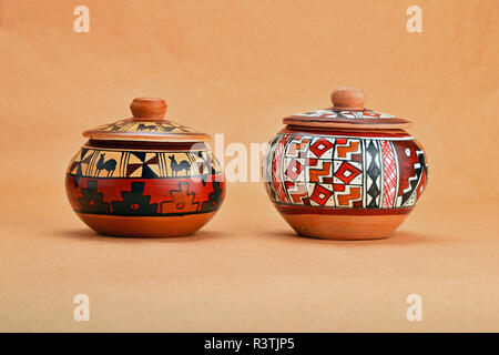 Deux faits main peint pot en céramique avec un couvercle sur le papier kraft Banque D'Images