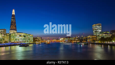 La ville de Londres avec comme le Tower Bridge, la Cathédrale St Paul, 20 Fenchurch Street, Leadenhall Tower, 30 St Mary Axe et Bishopsgate Tower at Dusk Banque D'Images