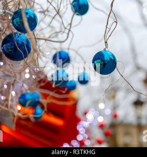 Boules de Noël brillantes bleu sur rue à Paris, France Banque D'Images