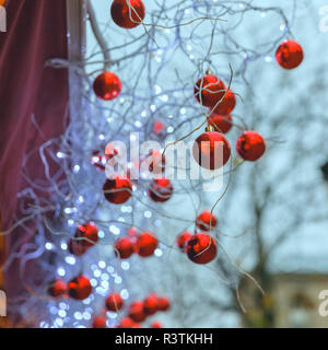 Boules de Noël rouge brillant sur la rue à Paris, France Banque D'Images