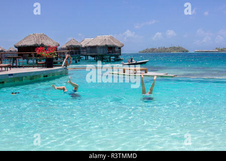 Plongée Enfants dans la piscine. Bora Bora, Polynésie française. Banque D'Images