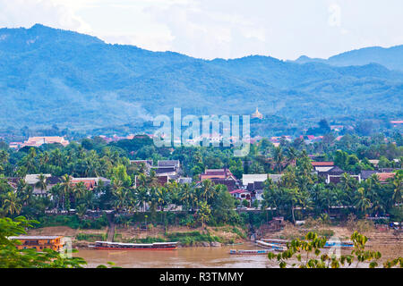 Paysage de Luang Prabang, vue sur la ville au coucher du soleil des lumières de temple Chomphet. Banque D'Images