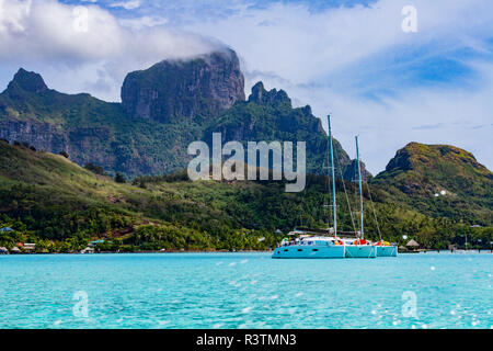 Voiliers ancrés sous le Mont Otemanu dans le lagon. Bora Bora, Polynésie française. Banque D'Images