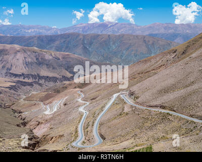 Route nationale RN 52, la route de montagne Cuesta del Lipan escalade jusqu'à Abra de Potrerillos. L'Amérique du Sud, Argentine Banque D'Images