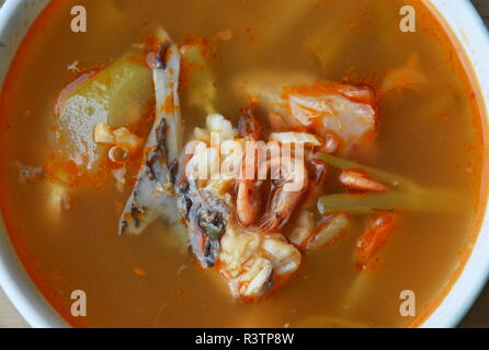 Le poisson et les crevettes avec un mélange de légumes dans la soupe aigre Banque D'Images