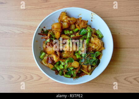Sauté de porc épicé aux herbes du ligament sur bol Banque D'Images