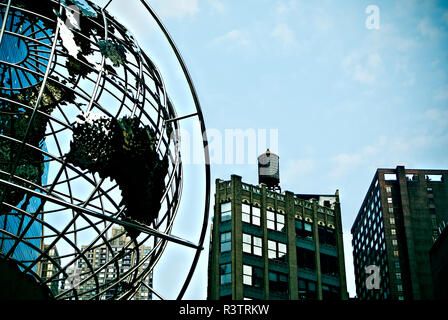 New York, USA - 5 octobre, 2018 : Sculpture sur Columbus Circle, avec vue sur des réservoirs d'eau des immeubles voisins. Banque D'Images