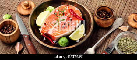 Darnes de saumon cru frais sur la table rustique.les poissons de l'Atlantique.Long banner Banque D'Images