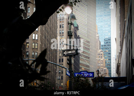 New York, USA - 5 octobre, 2018 : One Way sign sur un passage à niveau de la rue à New York. Banque D'Images