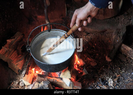 La Roumanie, la Bucovine, Suceava, berger local et l'artisan de faire de la polenta. Banque D'Images