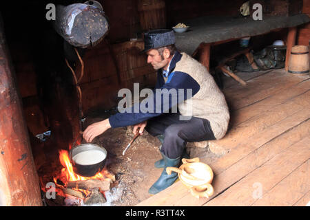 La Roumanie, la Bucovine, Suceava, berger local de faire de la polenta. (Usage éditorial uniquement) Banque D'Images