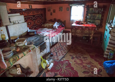 La Roumanie, la Bucovine, Suceava, berger local's cabin sur flanc de montagne. À l'intérieur. Banque D'Images