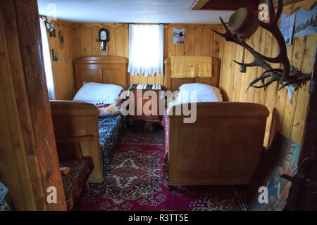 La Roumanie, la Bucovine, Suceava, berger local's cabin sur flanc de montagne. À l'intérieur. Banque D'Images