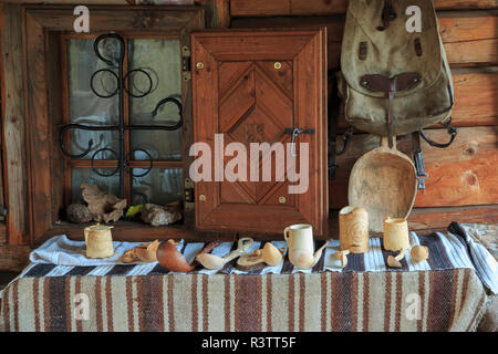 La Roumanie, la Bucovine, Suceava, berger local et des sculptures de l'artisan. Vue territorial. Banque D'Images