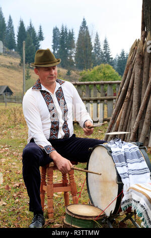 La Roumanie. Moldovita. Village des musiciens, des danseurs et des mécènes de la café local. Le batteur. Banque D'Images