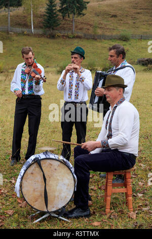 La Roumanie. Moldovita. Village des musiciens, des danseurs et des mécènes de la café local. Music Ensemble. Banque D'Images