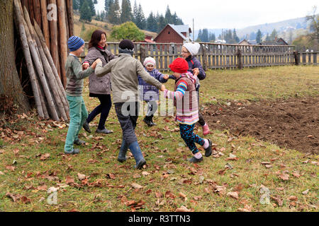 La Roumanie. Moldovita. Village des musiciens, des danseurs et des mécènes de la café local. Les enfants. Banque D'Images